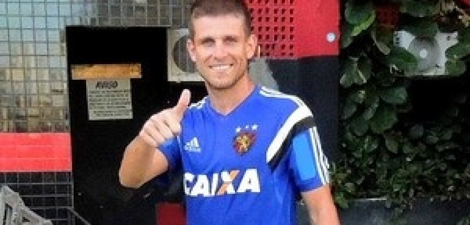 Volante Matheus Galdezani faz exames na Ilha para acertar com Sport