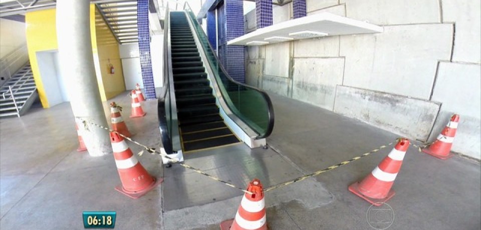 Escadas e esteiras que ligam terminal ao aeroporto do Recife estão paradas