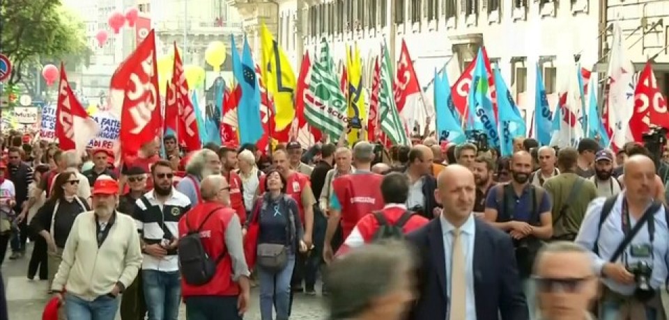Estudantes e professores protestam contra reforma na educação da Itália
