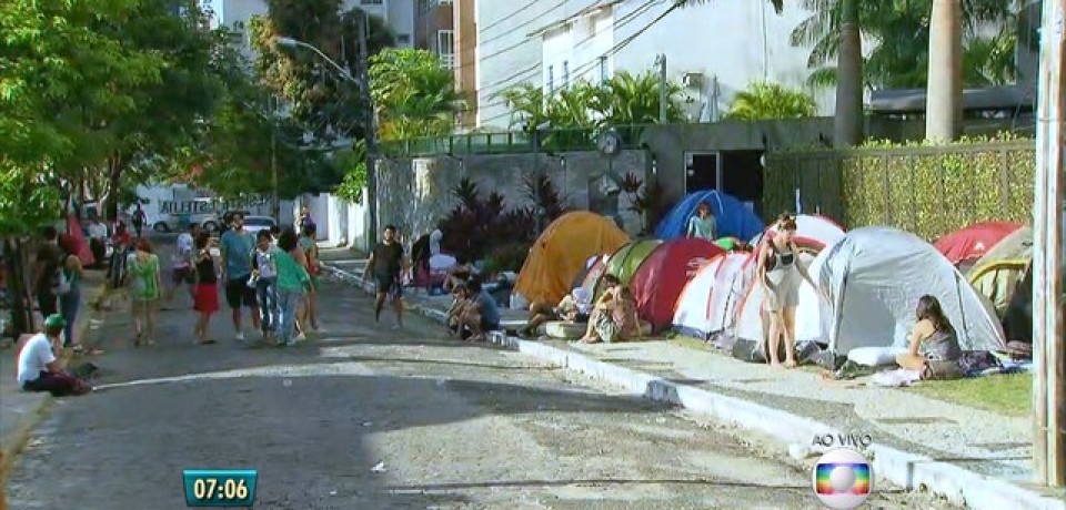 Manifestantes acampam em frente ao prédio do prefeito do Recife