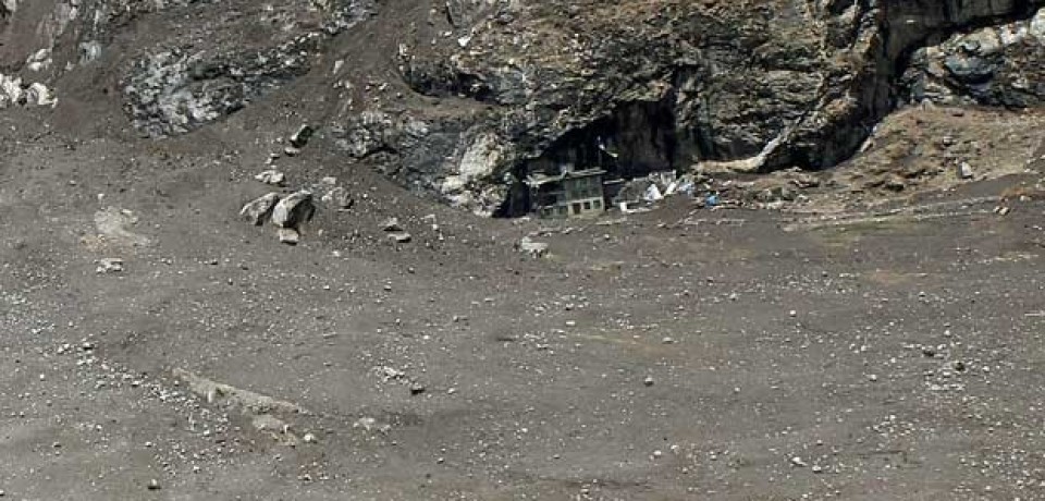 Novas avalanches paralisam busca por 300 desaparecidos no Nepal