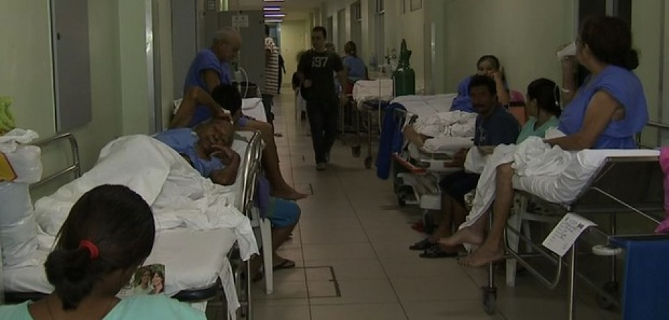 Hospitais do CE têm 359 pessoas em corredores; governo promete solução