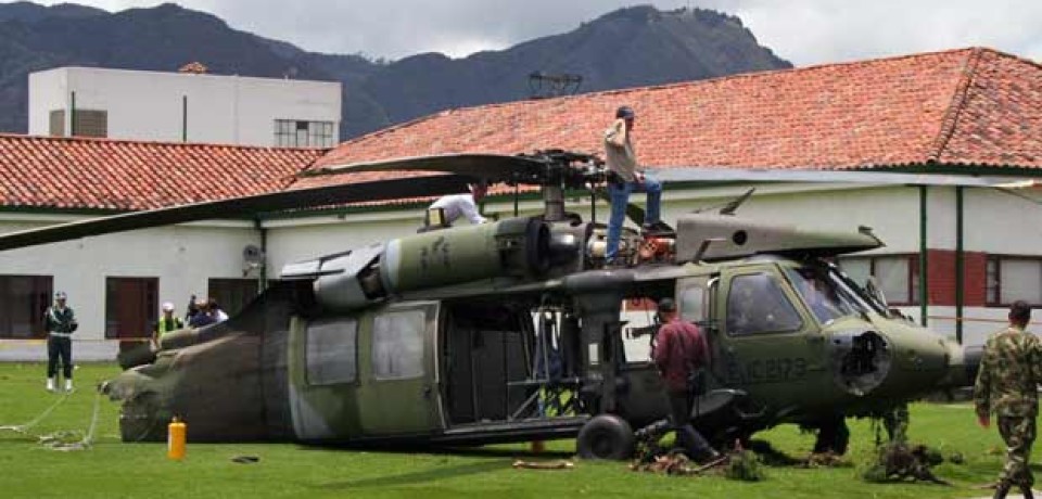 Quatro militares colombianos morrem em queda de helicóptero