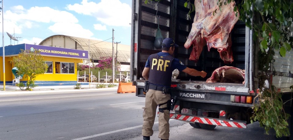 PRF apreende 400kg de carne bovina sem higiene ou documento exigido