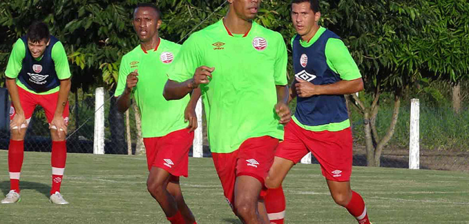 Vivendo melhor momento da carreira, atacante Douglas espera manter boa fase no Náutico