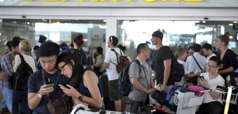 Milhares de turistas ficam presos na Indonésia após erupção vulcânica