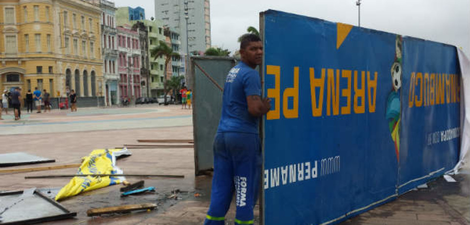 Rajadas de vento causam prejuízo no Recife