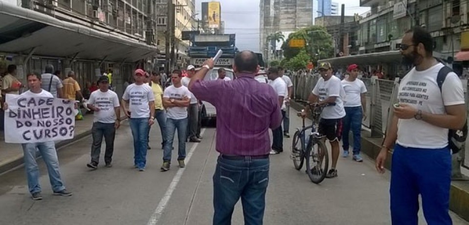 Agentes penitenciários concursados protestam por formação no Recife