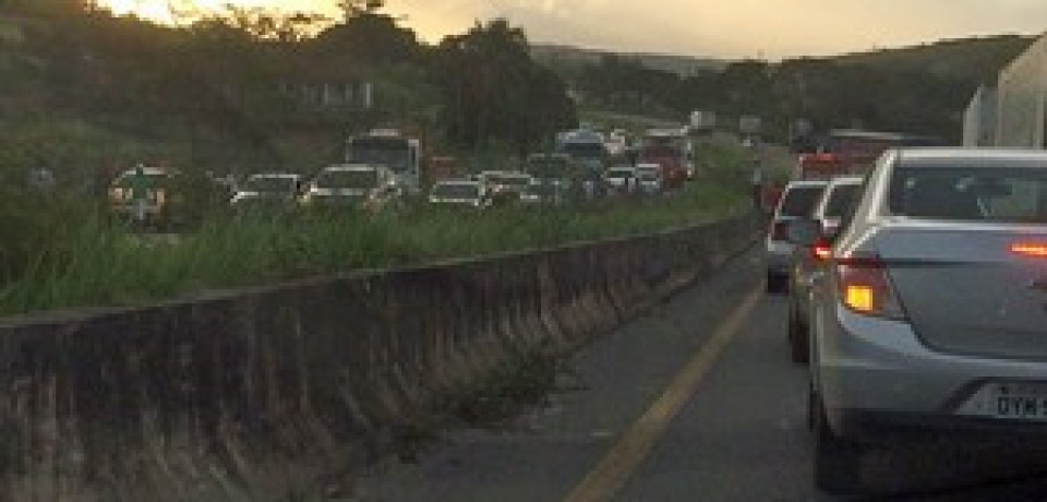 Acidente com van deixa dois mortos e 8 feridos em Vitória de Santo Antão