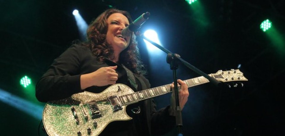 Ana Carolina protagoniza primeira noite e fãs perdoam atraso nos shows; confira cobertura