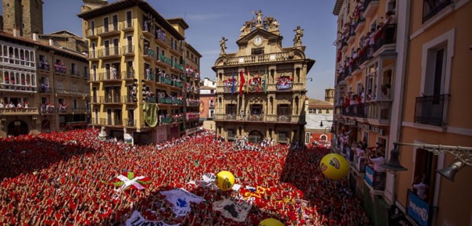 Multidão toma ruas de Pamplona para início da Festa de São Firmino