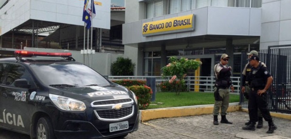 Cofre de agência do Banco do Brasil é explodido e pessoas são feitas reféns