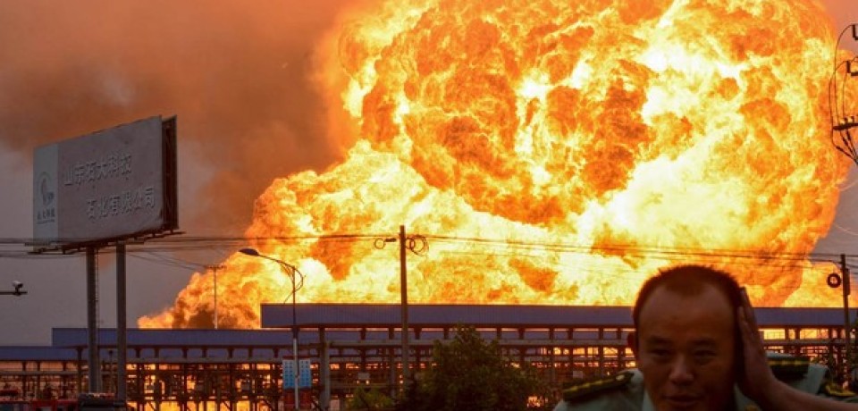 Centenas de bombeiros combatem incêndio em fábrica na China