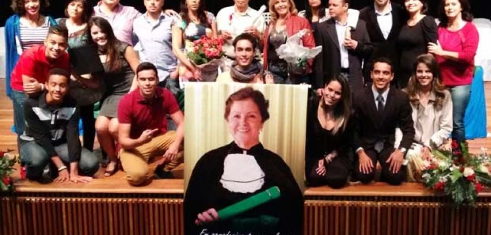 Idosa morre a três dias da colação e é enterrada com beca e diploma no DF