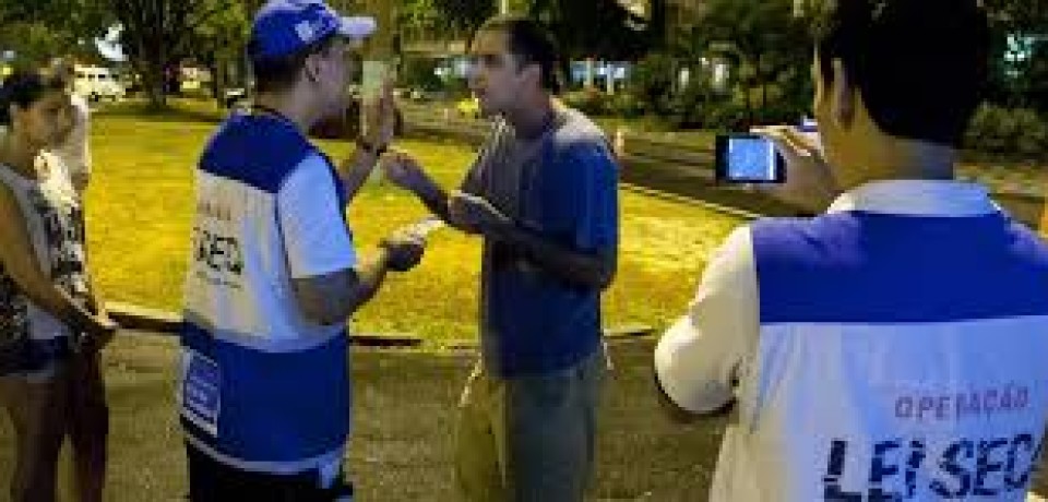 Blitz da Lei Seca testa câmeras que filmam abordagem a motoristas