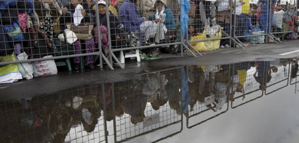 Milhares enfrentam frio e esperam por missa do Papa no Equador