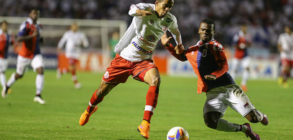 Náutico segue sem apresentar bom futebol longe da Arena PE e é derrotado pelo Paraná