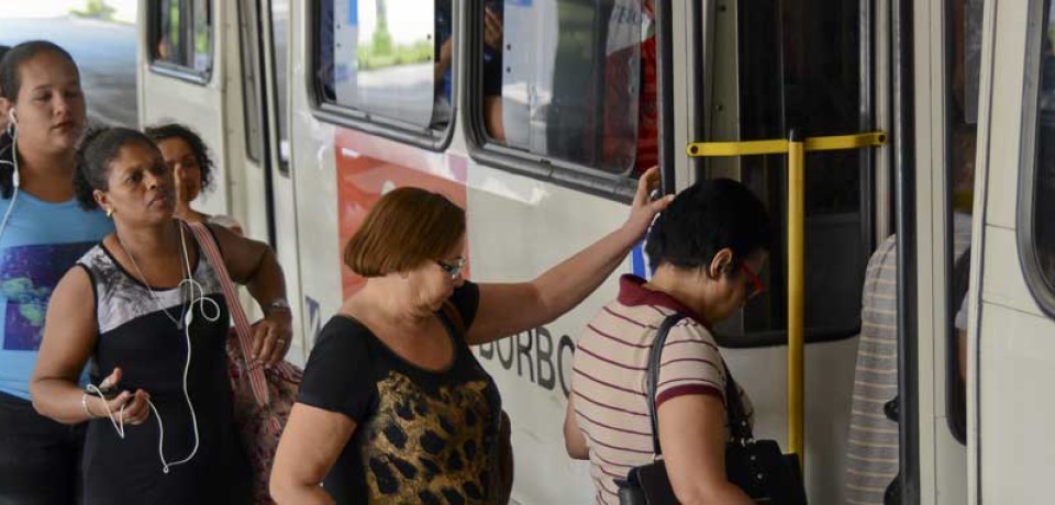 Greve dos rodoviários: poucos ônibus, protestos e depredações