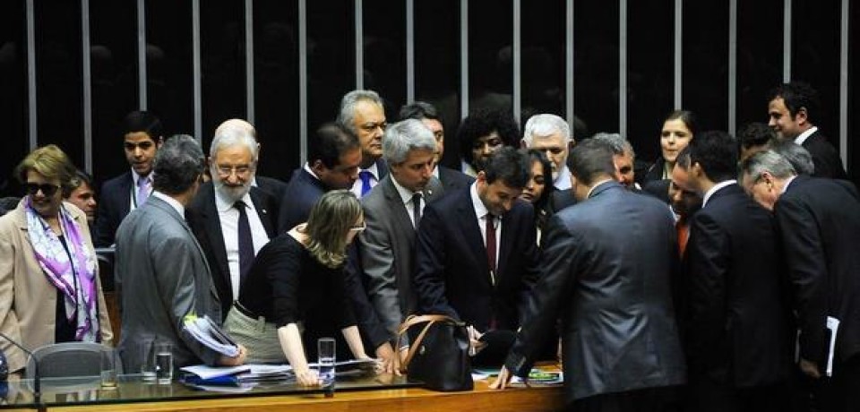 Câmara rejeita reduzir maioridade penal em casos de crimes graves