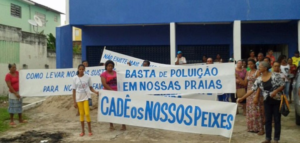 Pescadores protestam em Paulista, PE, contra despejo de esgoto no mar