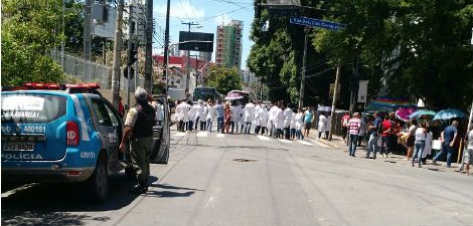 Protesto fecha a Estrada do Arraial, em frente ao Hospital Agamenon Magalhães
