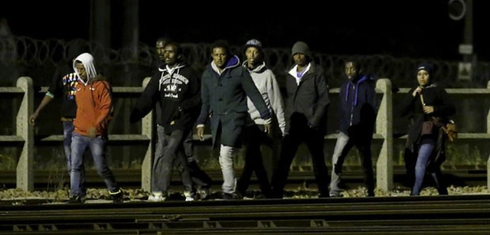 Centenas de imigrantes tentam entrar no Reino Unido a partir de Calais