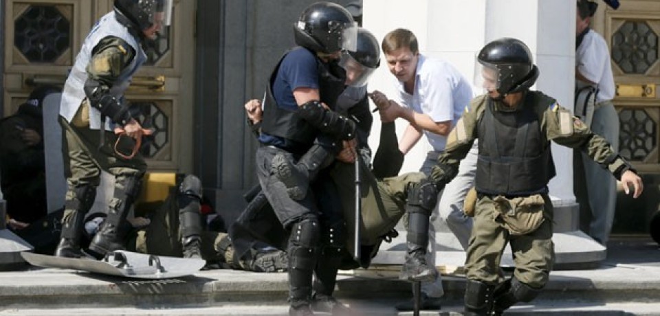 Explosão diante do Parlamento em Kiev deixa feridos