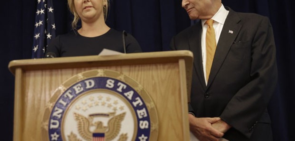 Amy Schumer defende controle de armas após atentado em cinema