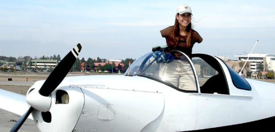 1ª piloto de avião sem braços da história conta orgulhosa sobre sua história