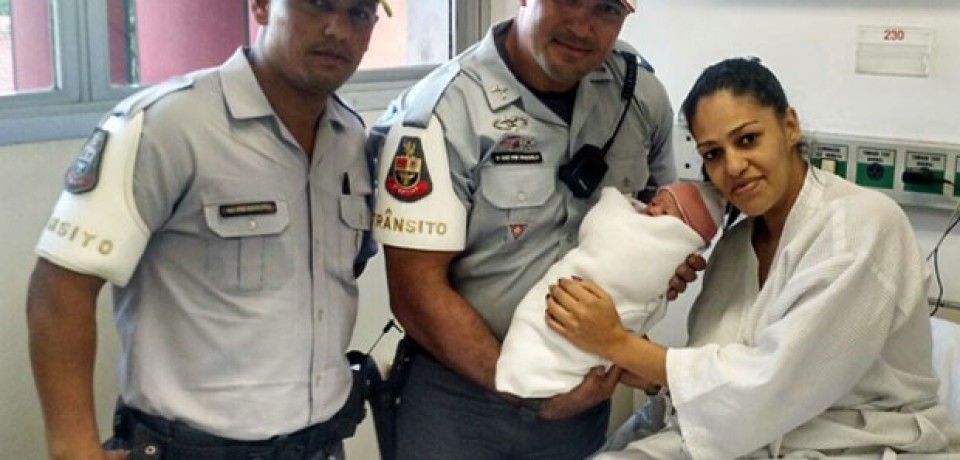 ‘Dia inesquecível’, diz empresária que deu à luz em carro de polícia