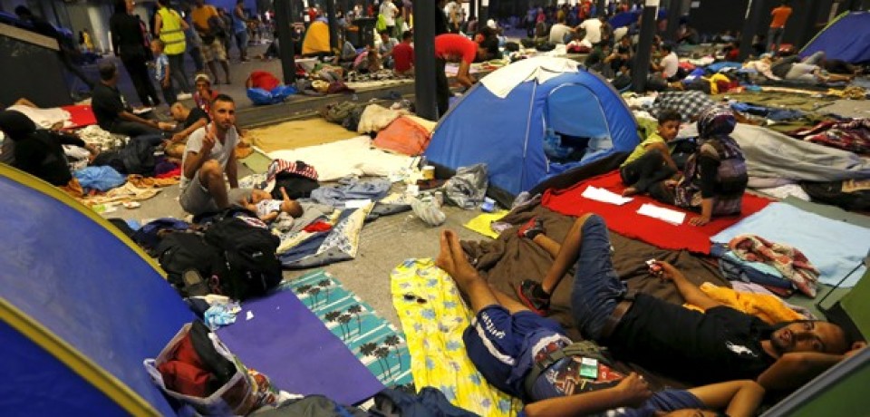 Migrantes pegam trens com destino à Alemanha e à Áustria