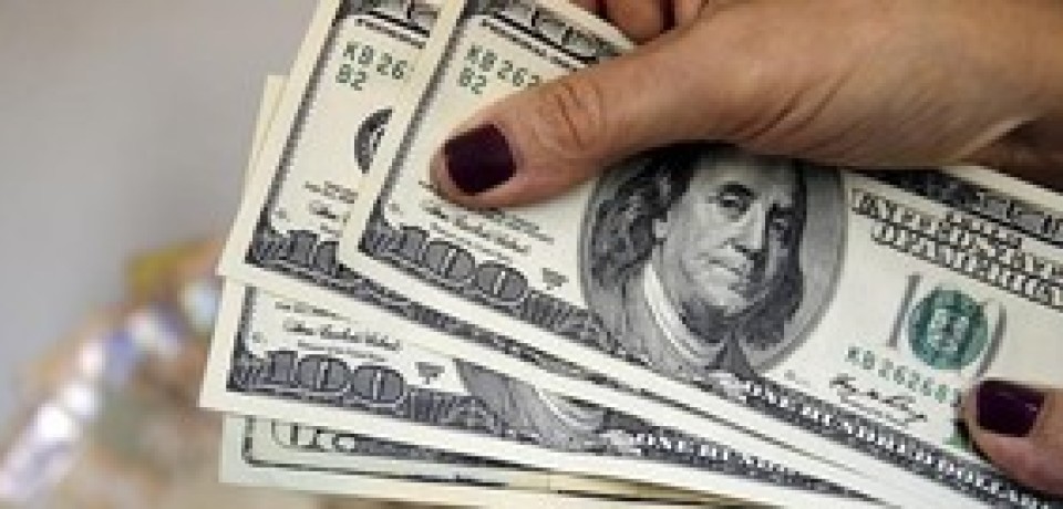 Dólar sobe contra real no início dos negócios, após PIB contrair no país