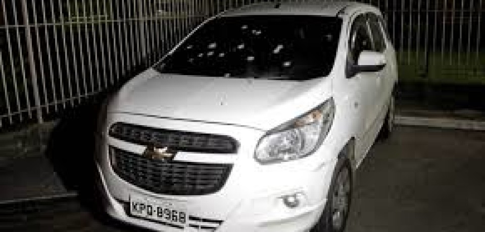 Carro de casal é fuzilado com quase 40 tiros em São Gonçalo, RJ