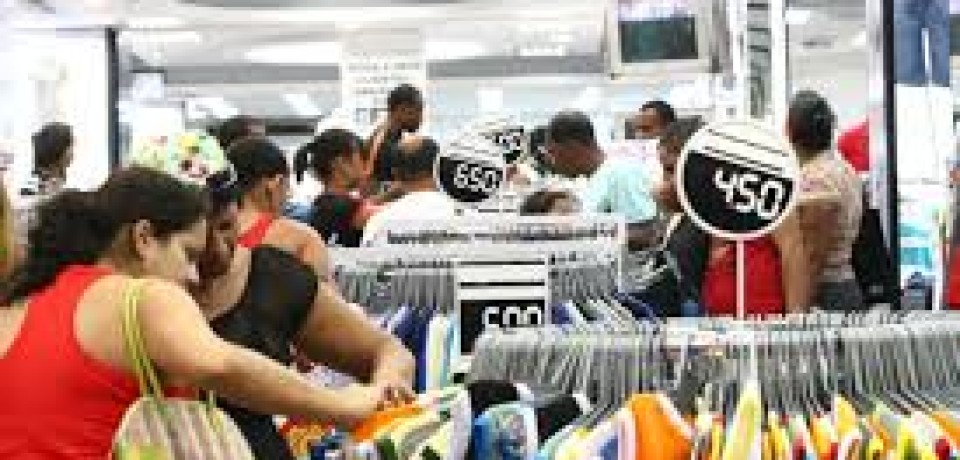 Vendas do comércio no semestre têm maior queda desde 2003, diz IBGE