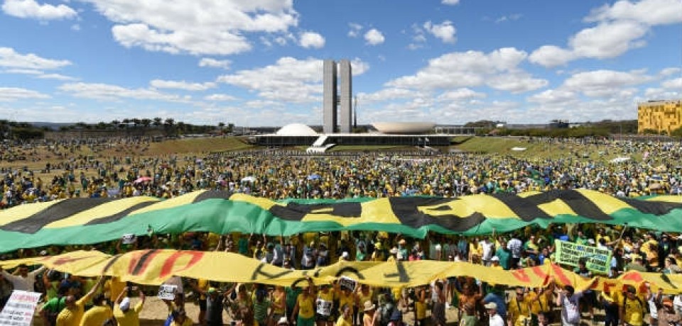 Mais de 20 estados e DF vivem dia de protesto contra governo Dilma