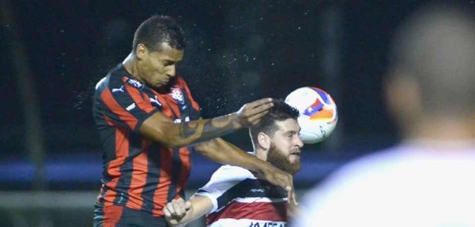 Santa Cruz tem início de jogo desastroso na Bahia, tenta reagir, mas perde de 2 a 1 do Vitória