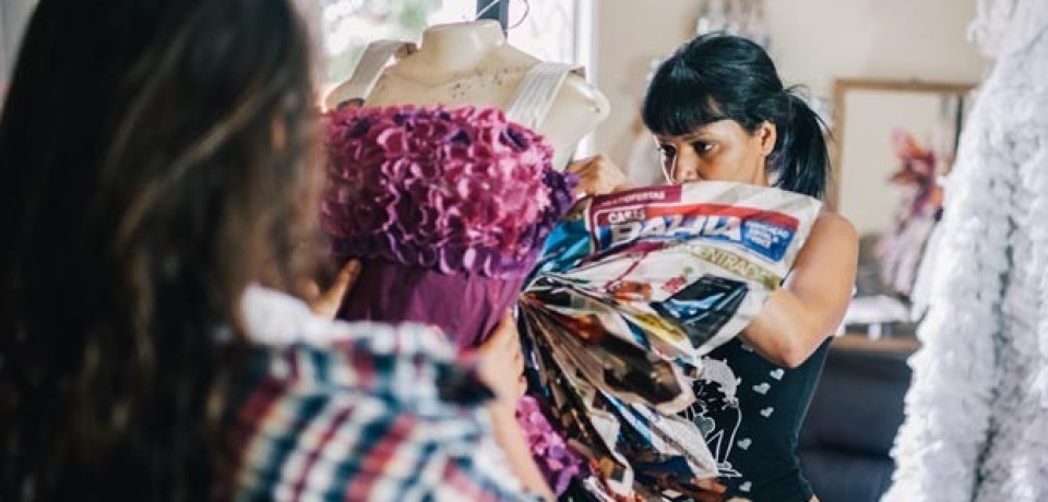 Estilista cria vestidos de festa de até R$ 2 mil com papel higiênico e PETs