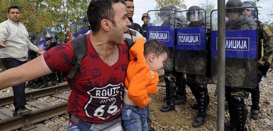 Macedônia entra em confronto com migrantes na fronteira com a Grécia