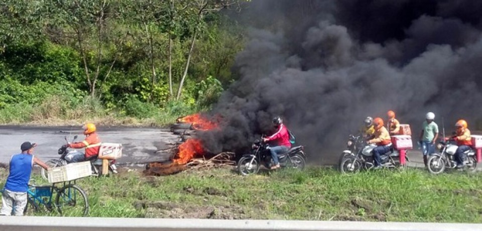 Protesto por melhorias na BR-101 tem fogo e interdição no Recife