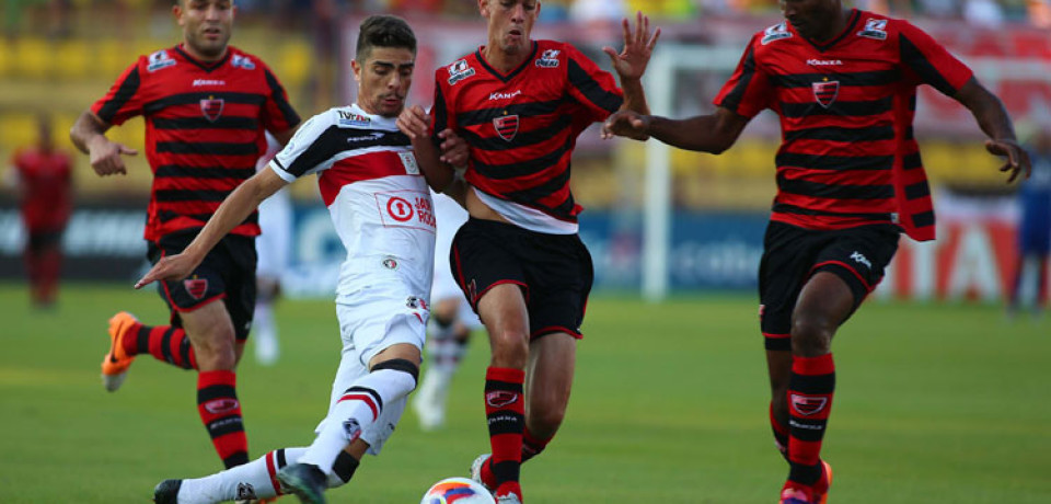 Em jogo nivelado, Santa Cruz desperdiça chances e vê golaço dar vitória por 1 a 0 ao Oeste