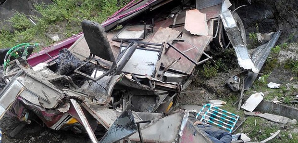 Queda de ônibus em precipício deixa mortos na Índia