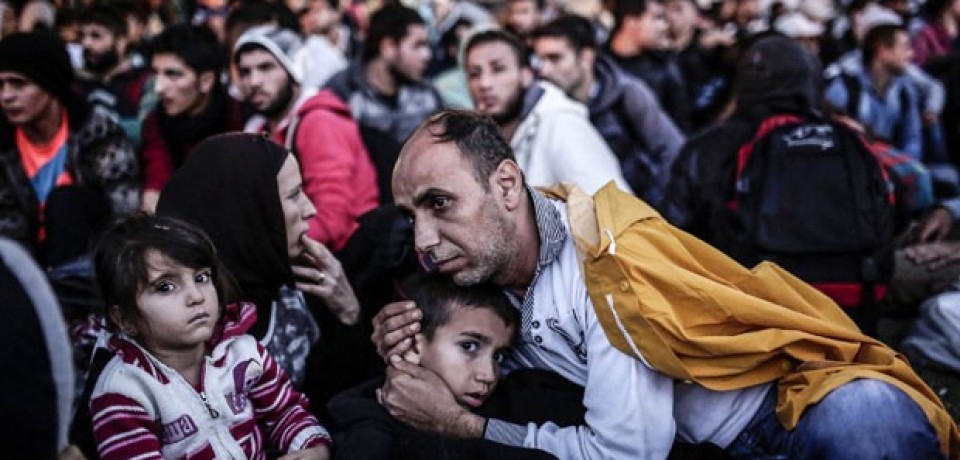 Migrantes são impedidos pela polícia de cruzar da Turquia para Grécia