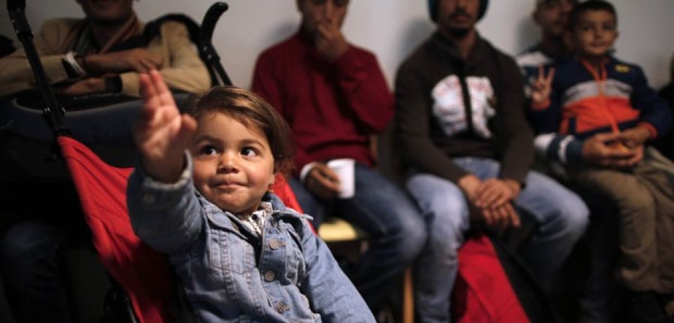 França recebe primeiros refugiados que estavam na Alemanha