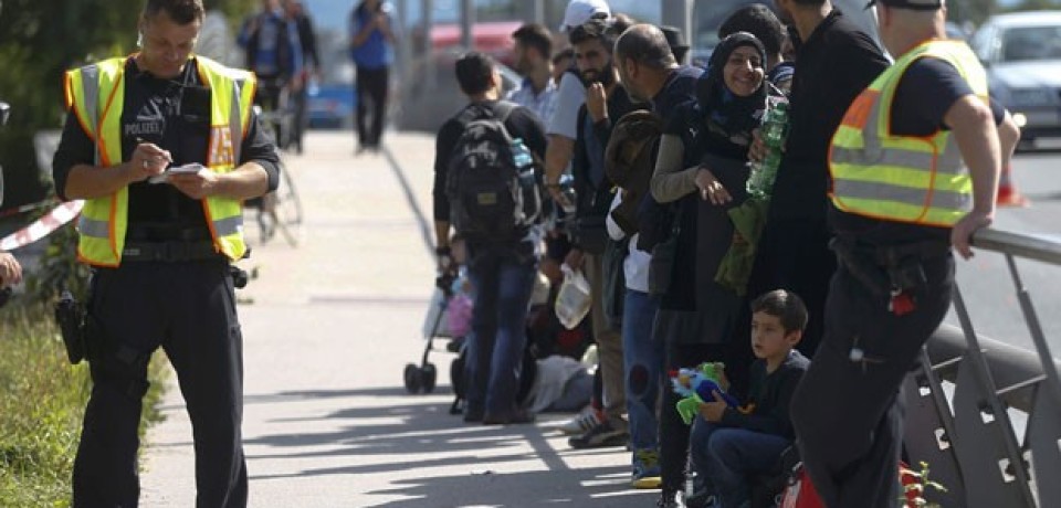 Migrantes bloqueados em Salzburgo seguem a pé para a Alemanha