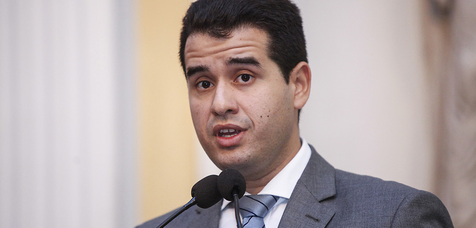 Deputado Joaquim Lira destaca questão migratória em artigo