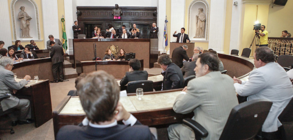 Assembleia aprova pacote de ajuste fiscal do governo Paulo Câmara