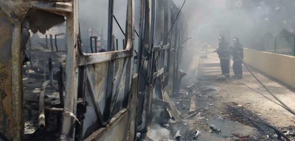 Grupo manda passageiros descerem e ateia fogo a ônibus no Recife