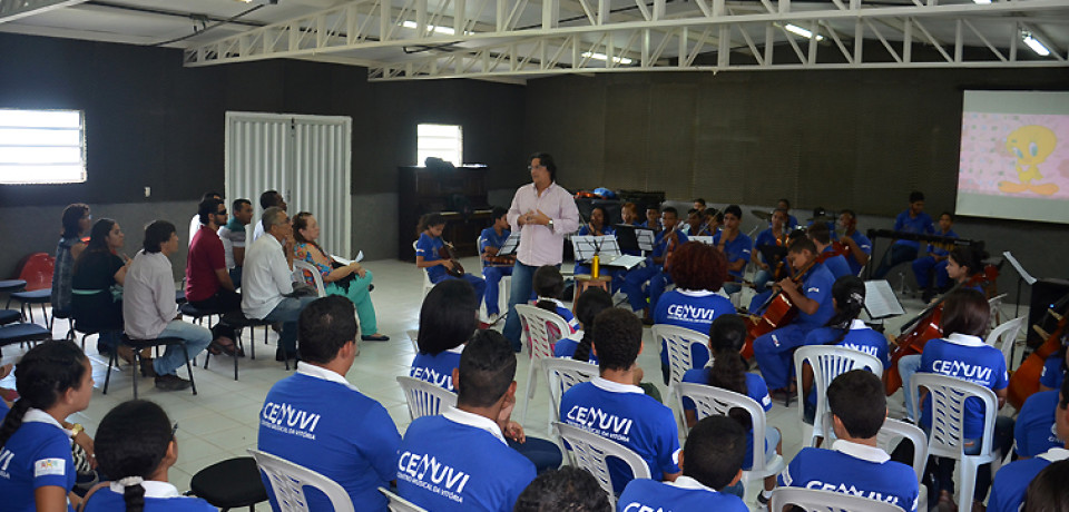 Alunos do Cemuvi visitam a Orquestra Criança Cidadã Meninos do Coque