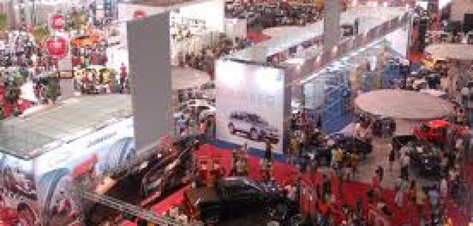 Feira automotiva reúne profissionais e apaixonados por carros, em Olinda