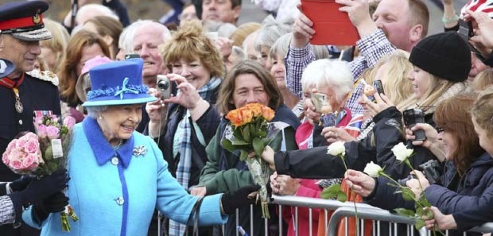 Rainha Elizabeth II se torna monarca a ocupar mais tempo o trono britânico